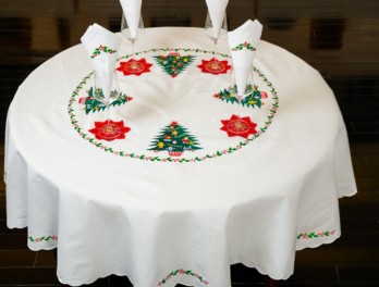 Table Cloth Embroidery vs Machine Stitch: What Truly Matters